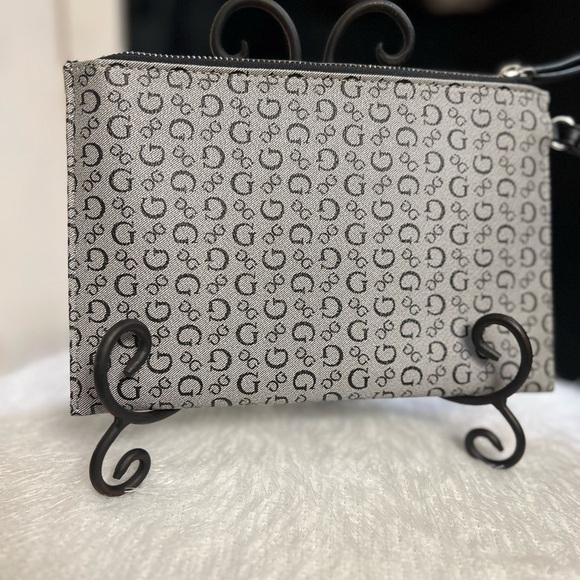 🖤🖤EUC- Guess Los Angeles, Black and Gray Gleeson Wristlet Wallet🖤🖤 - Picture 4 of 10